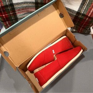 🆕 NWT Women’s Red Toms Canvas Shoes